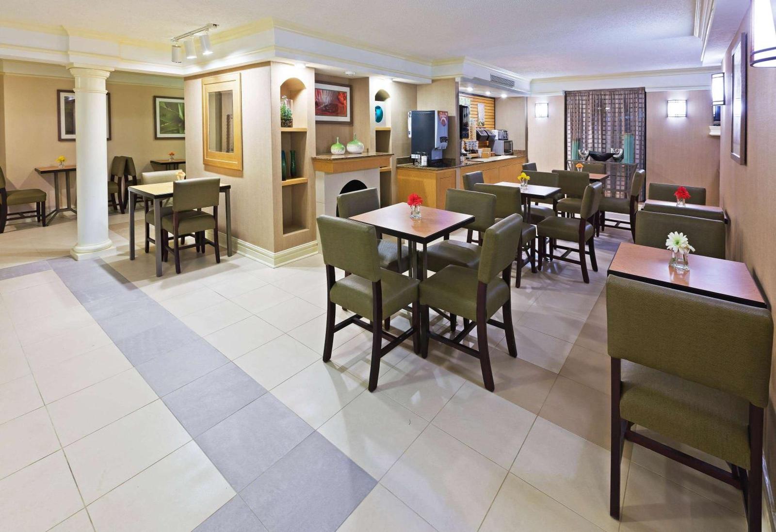 La Quinta Inn by Wyndham Corpus Christi South Main image 2